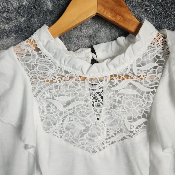 Women's Flutter Sleeveless White Crochet Blouse Top Size Medium Ruffle Keyhole - Picture 2 of 8